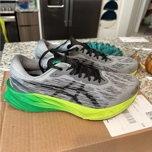 ASICS Novablast 3 - Picture 1 of 8